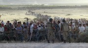 turkish-soldiers-stand-guard-syrian-refugees-wait-behind-border-fences