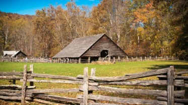 country-homestead-land-fence